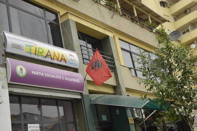 B&B Tirana Smile ภายนอก รูปภาพ